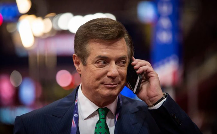 Манафорт пояснив, навіщо йому три паспорти і чужий телефон