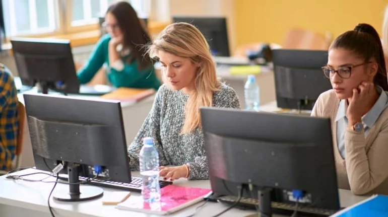 Обязательная математика, ненужные даты по истории и повторяющиеся задания: какими были проблемы УМТ-2025 и как их объясняют в УЦОКО