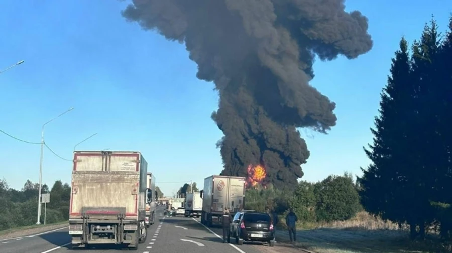 У Росії зійшли з рейок 18 вагонів з бензином, спалахнула пожежа