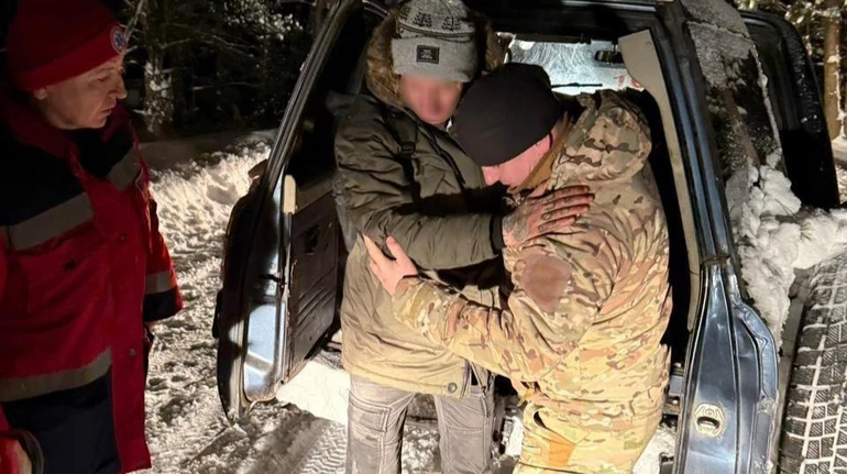 Винесли ледь не на руках: прикордонники врятували ухилянтів, які хотіли перейти кордон у -20°С