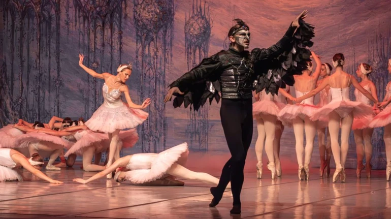 За кордоном танцюристи Оперного театру виступили у балеті Лебедине озеро російського композитора