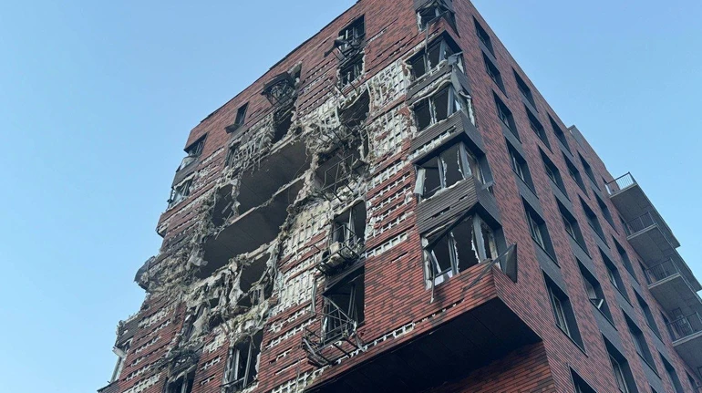 Росіяни вдарили по Дніпру: спалахнула адмінбудівля, понівечена новобудова, є поранена людина