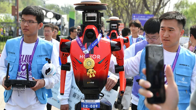 У Китаї роботи-гуманоїди пробігли півмарафон: один з них навіть побив світовий рекорд