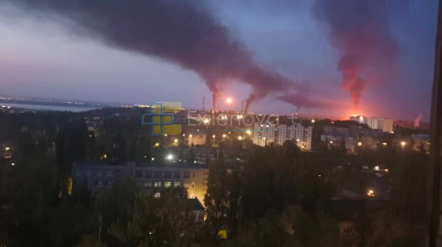В российском Саратове после атаки беспилотников горит НПЗ