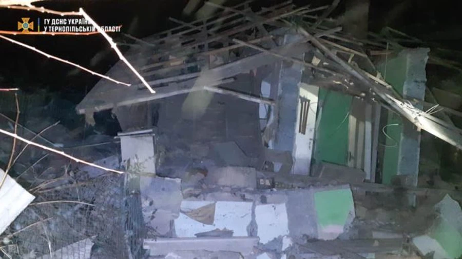 На Тернопільщині вибух газу зруйнував будинок, господар у лікарні