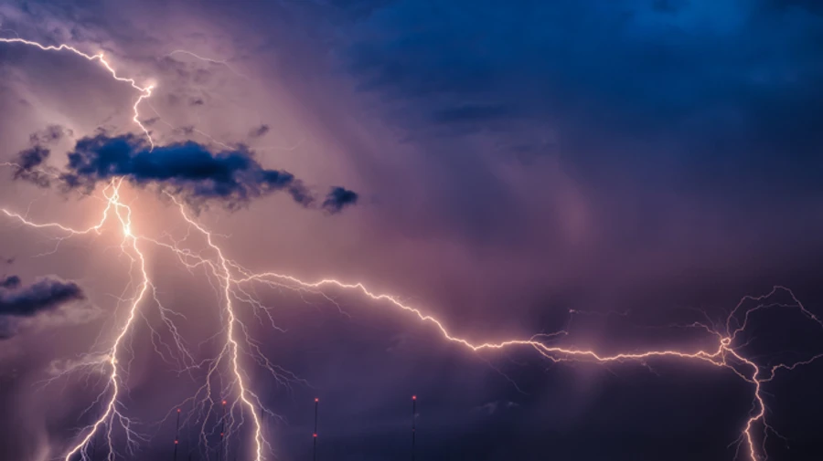 На Україну насуваються дощі та грози: синоптики попередили про небезпеку