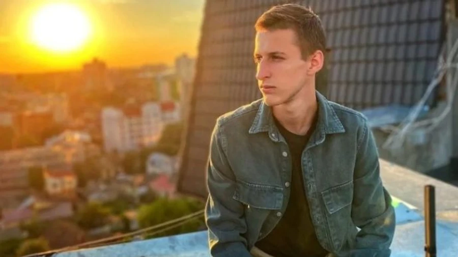 Сын нардепки от Слуги народа, который выехал из Украины, уходит из местного совета