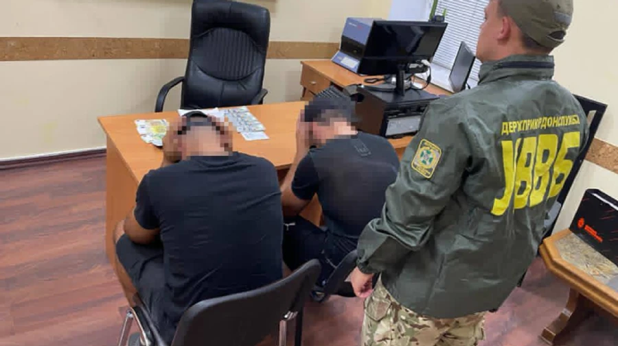 Псевдостуденти намагалися перетнути кордон з фальшивими документами та хабарем