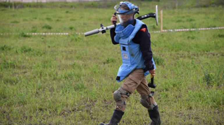 Женщины на минном поле: как украинки разминируют Восток Украины