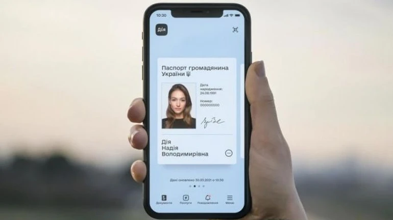 Зеленский подписал закон, который приравнивает электронные паспорта к бумажным