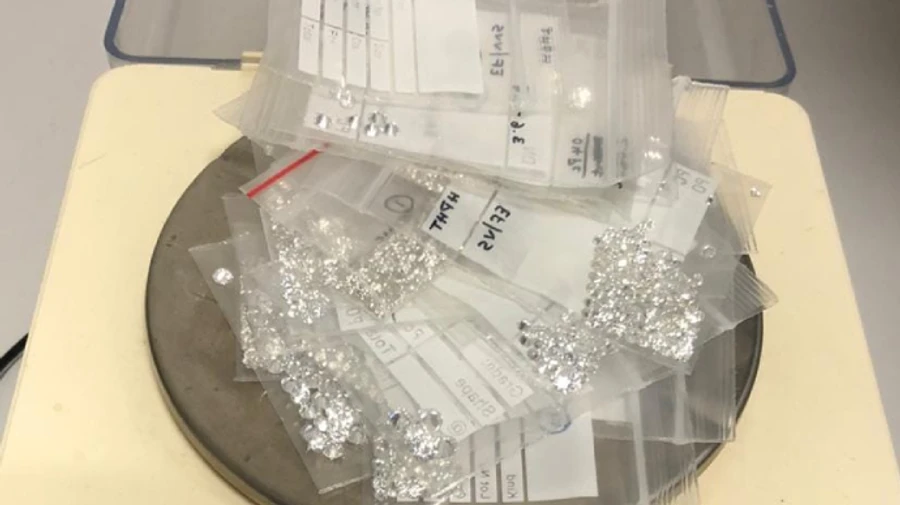 Украинка пыталась ввезти из Дубая бриллиантов на 17 млн