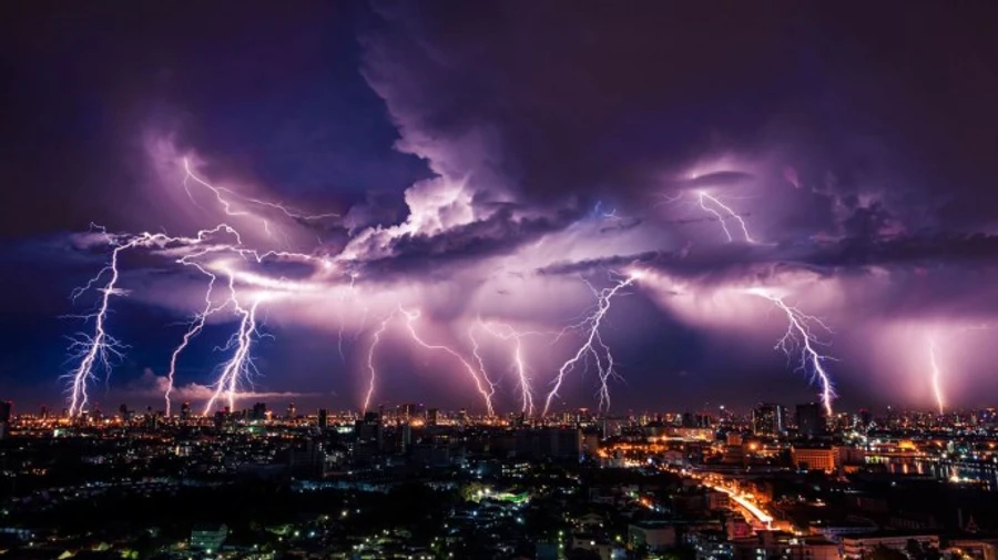 На Україну насуваються грози, град і шквали