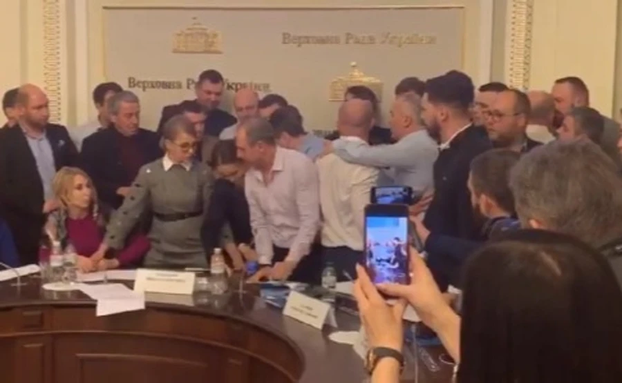 Заседание аграрного комитета: нардепы толкались, Тимошенко разбрасывала бумаги