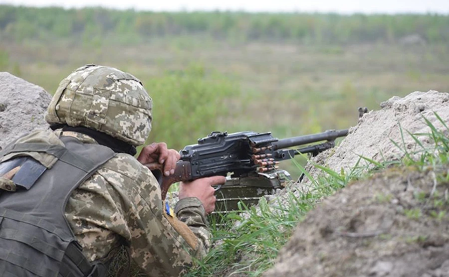 Війна на сході: 12 обстрілів за добу, окупанти застосували важку артилерію та міномети