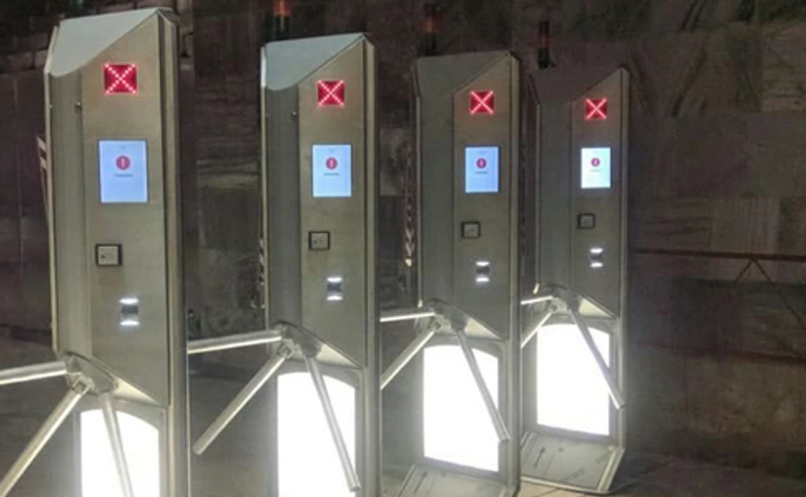 В столичном метро установили турникеты-великаны