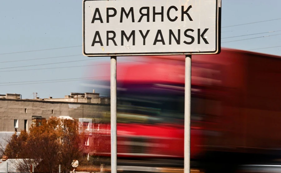 Жителі Армянська знову скаржаться на хімічні викиди, їх звинуватили у брехні