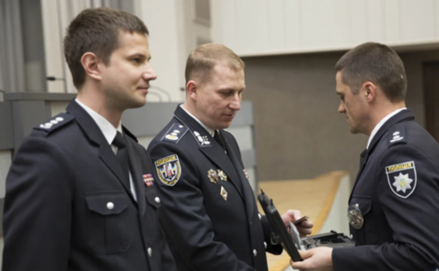 Аваков наказав нагородити 65 оперів вогнепальною зброєю