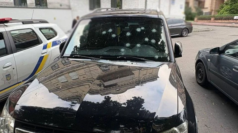 У Києві чоловік стріляв по авто у дворі будинку, його затримали – поліція