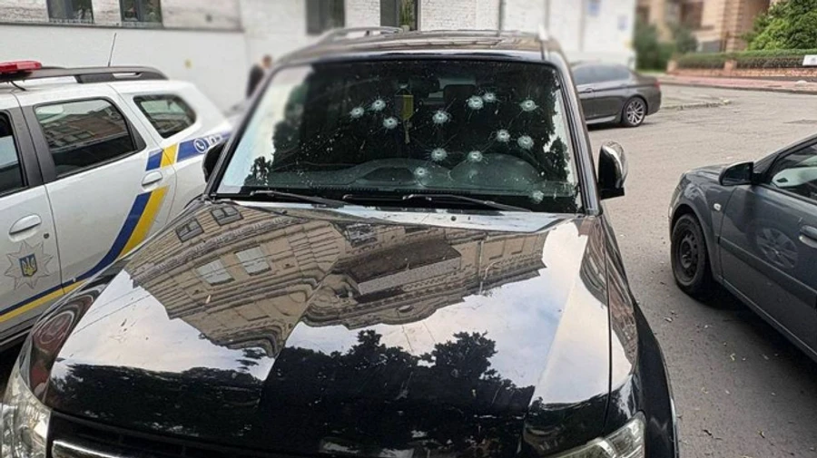 У Києві чоловік стріляв по авто у дворі будинку, його затримали – поліція