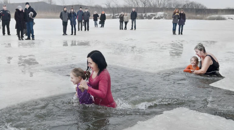 Кому (не) стоит купаться в проруби на Крещение: 5 вещей, которые надо знать, прежде чем моржевать