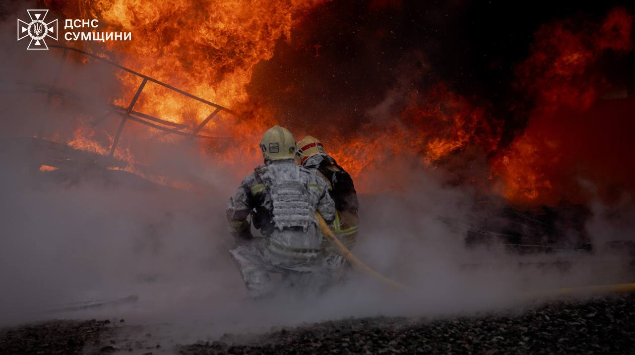 Росіяни поцілили по промисловій зоні Сум: вирувала масштабна пожежа