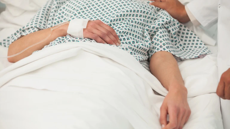 Наложила некачественные швы: в Сумской области будут судить акушерку из-за смерти роженицы после кесарева сечения