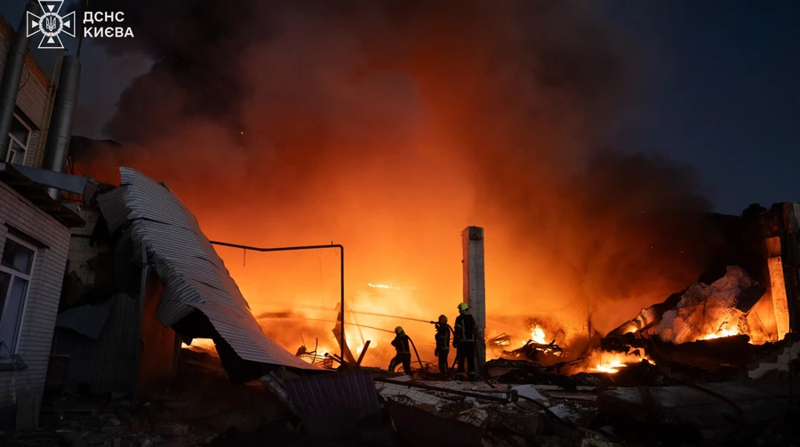 Після удару російського дрона у Києві згорів склад із костюмами Кварталу 95