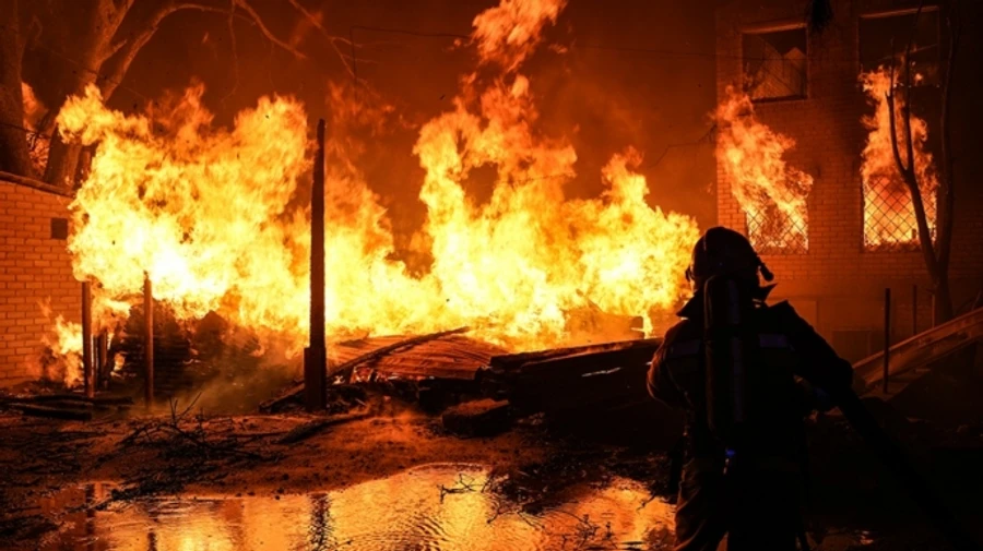 У Миколаєві погасили масштабну пожежу на деревообробному підприємстві