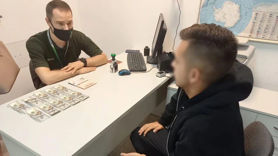 У Борисполі затримали росіянина: пропонував $1 тисячу за пропуск в Україну