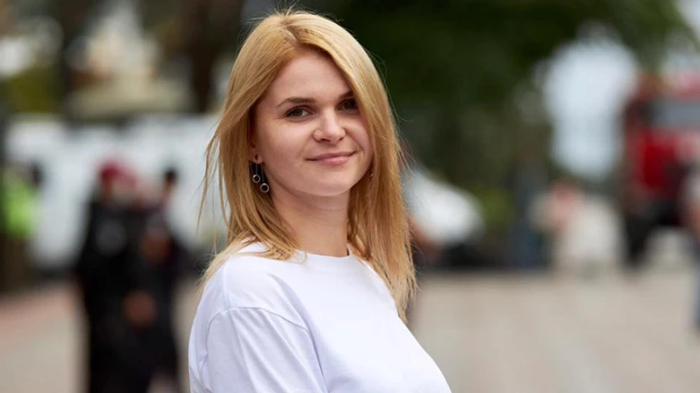 Слуга написала, что пора валить из страны, а потом уточнила – на майские