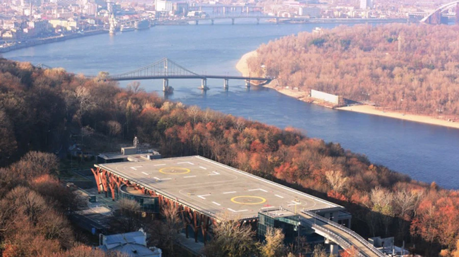 АМКУ оштрафував матір нардепа: купила вертолітний майданчик Януковича без дозволу