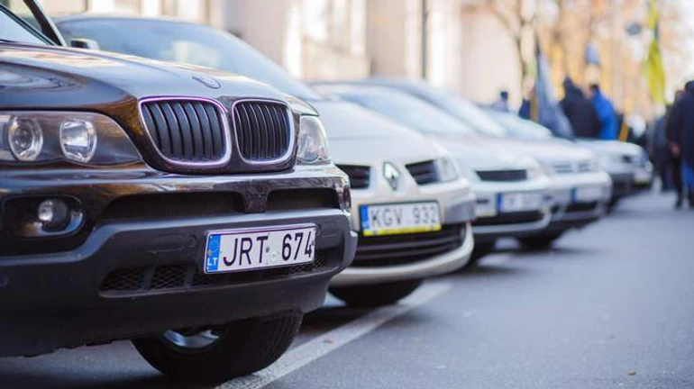 Кабмин разрешил штрафовать водителей евроблях на месте остановки – нардеп