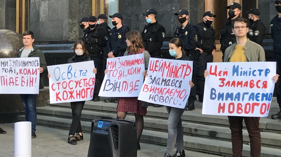 Під Офіс президента принесли гарбузи для Шкарлета