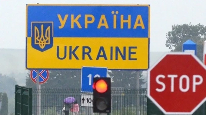 Британское посольство заявляет о запрете выезда из Украины, но уже не говорит о разрешении МИД