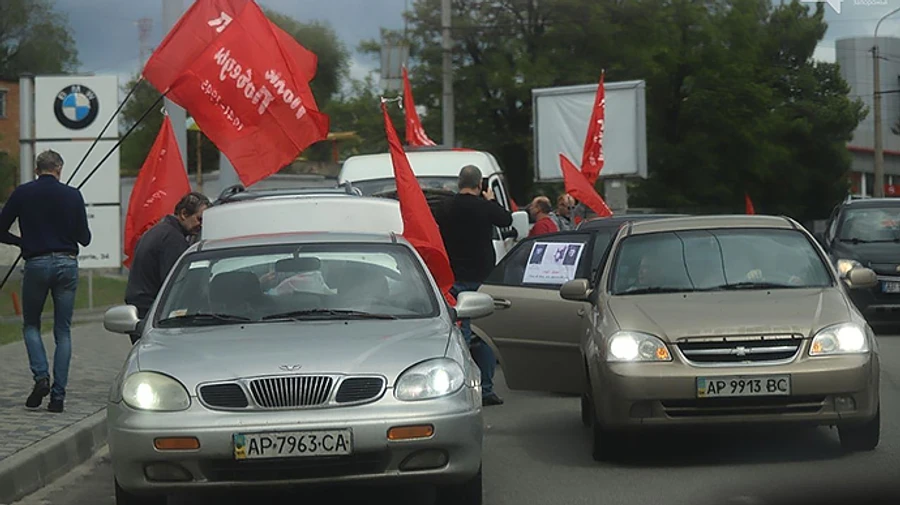 У Запоріжжі влаштували автопробіг із червоними прапорами