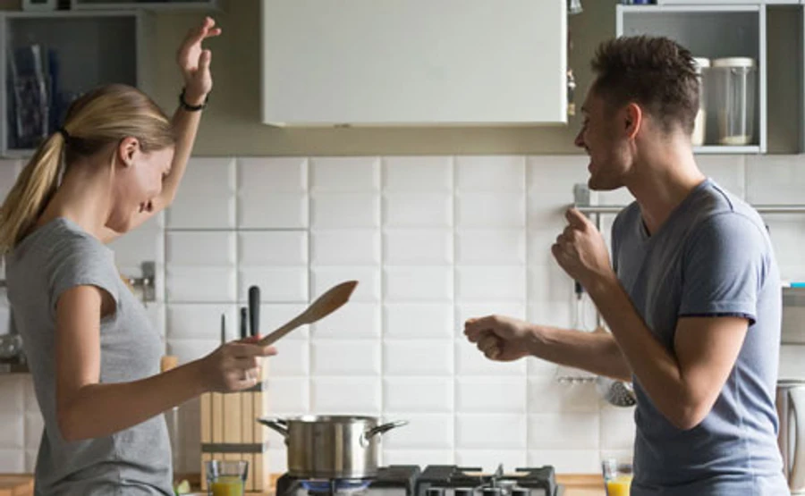 Карантин: Молодые украинцы стали чаще готовить и смотреть фильмы