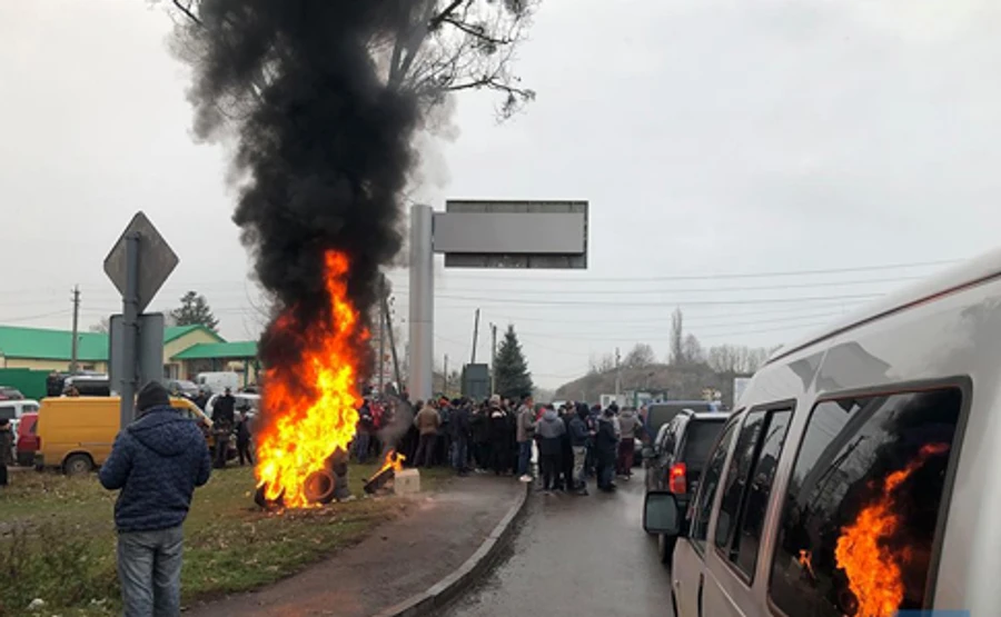 Евробляхеры на границе жгут шины, установили палатки. Акцию устроили и в Ужгороде