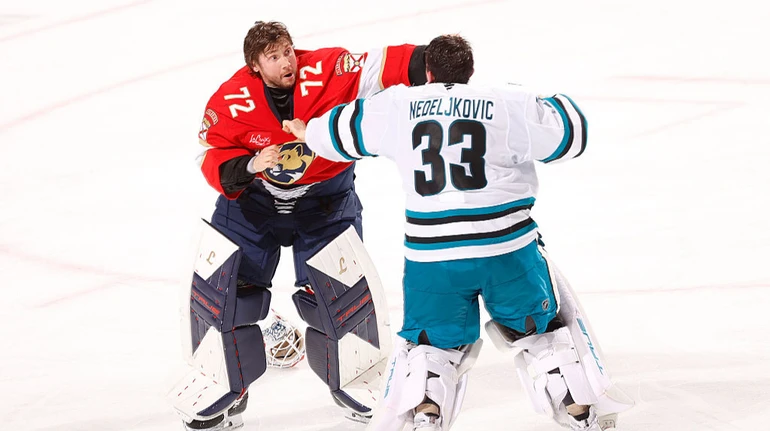 Росіянин сам спровокував і отримав на горіхи: відбулася перша бійка воротарів у НХЛ за 6 років
