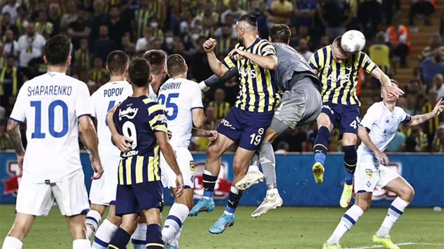 УЕФА оштрафовал Фенербахче за поведение болельщиков на матче с Динамо