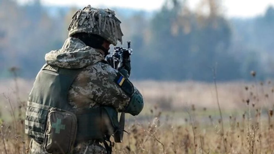 На Донбассе тяжело ранили украинского бойца