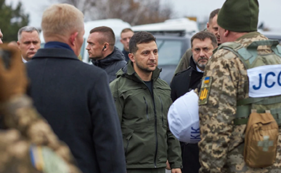 Зеленский подписал закон: людям, которые живут в АТО, оформить документы будет проще