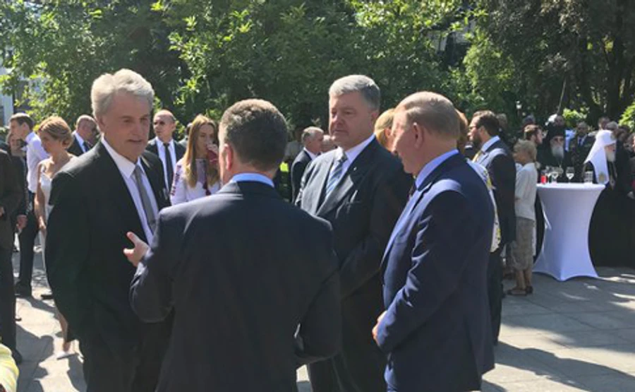 Порошенко приехал к Зеленскому на прием президентов