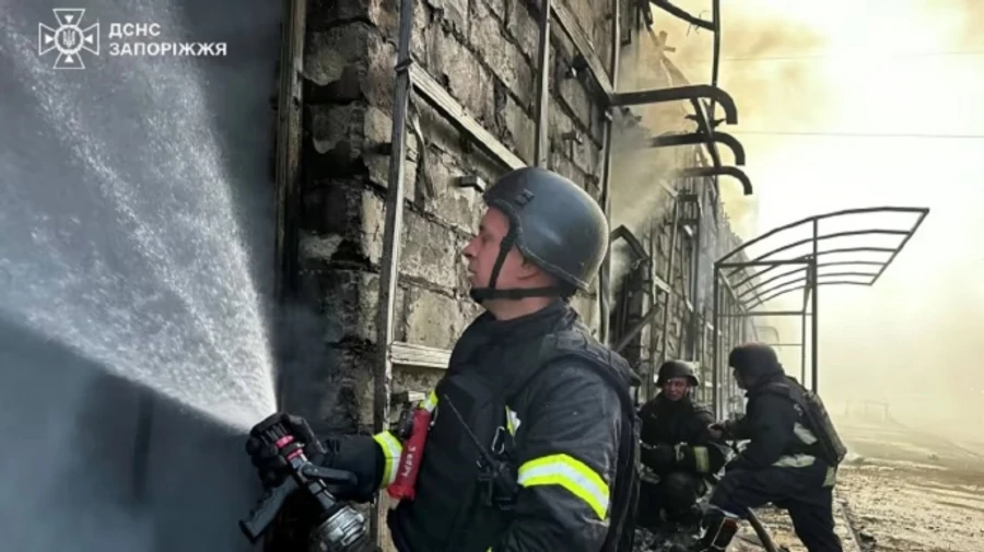 В Запорожье россияне попали в предприятие, возник пожар