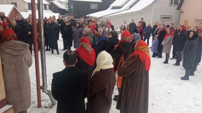 У Космачі на Івано-Франківщині вірян не пустили до храму на різдвяне богослужіння 25 грудня