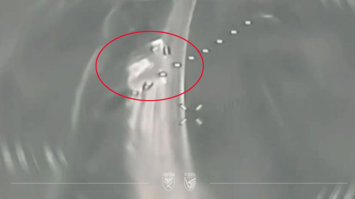ウクライナ軍、占領下のミルノグラード中心部でロシア人が乗った車を破壊