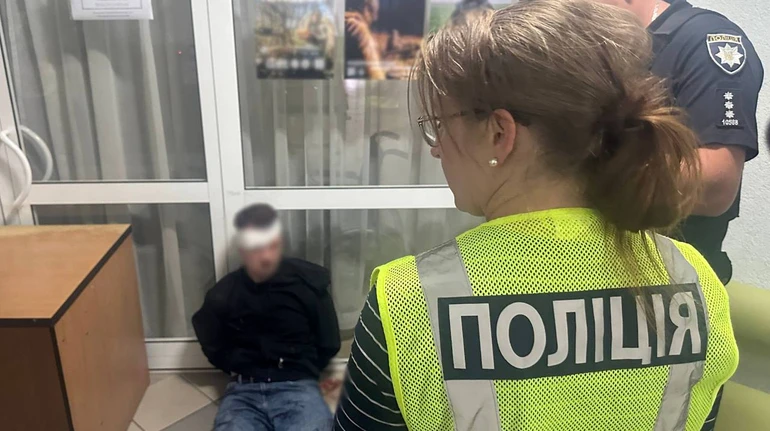 У Києві чоловік, якого доставили до ТЦК за порушення військового обліку, смертельно поранив лікарку ВЛК