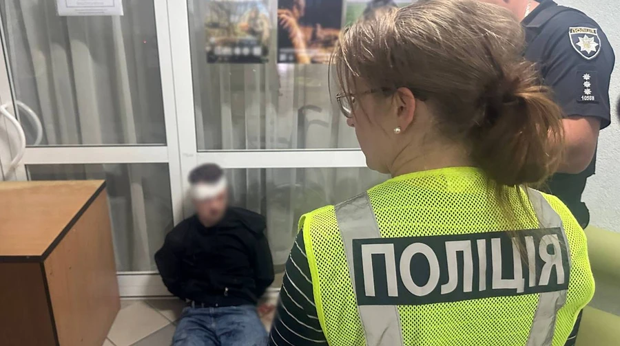 У Києві чоловік, якого доставили до ТЦК за порушення військового обліку, смертельно поранив лікарку ВЛК