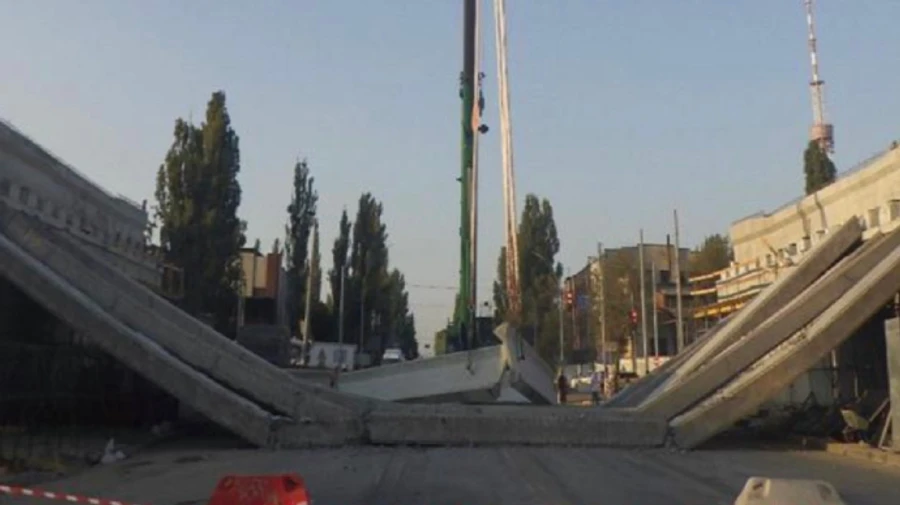 Сложился как домино: прокуратура поведала детали падения моста в Киеве, идет расследование