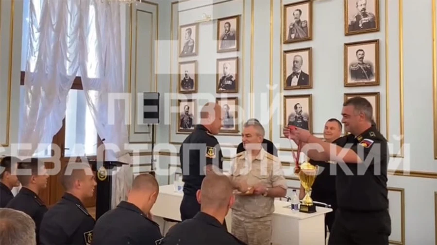 Російські ЗМІ знову показали живого командувача ЧФ Соколова, але є кілька але