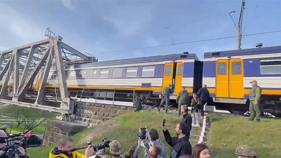 Міст відновили: перша електричка прибула в Ірпінь